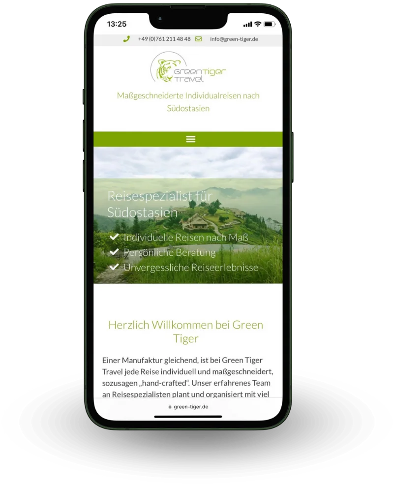 Mockup der Startseite von Green Tiger Travel auf einem Mobilgerät