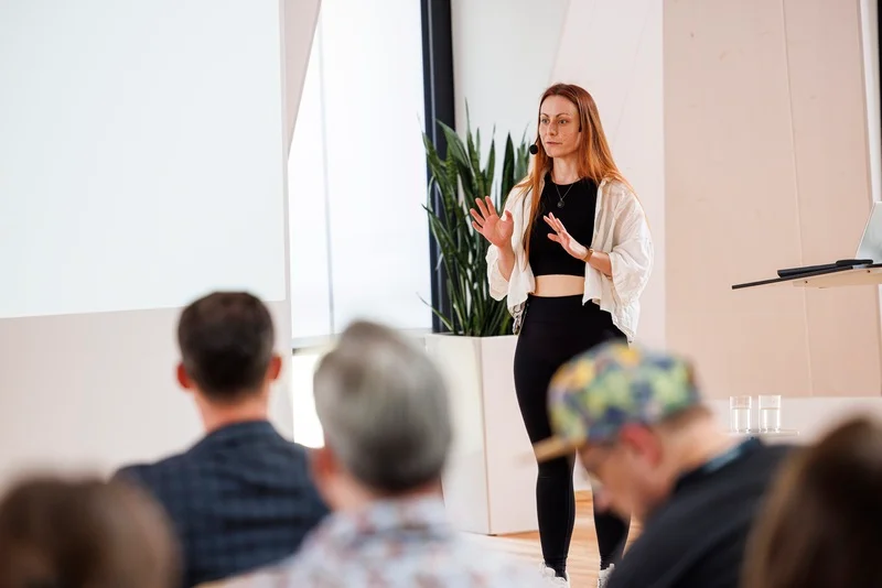 Natascha beim Vortragen vor der Leinwand